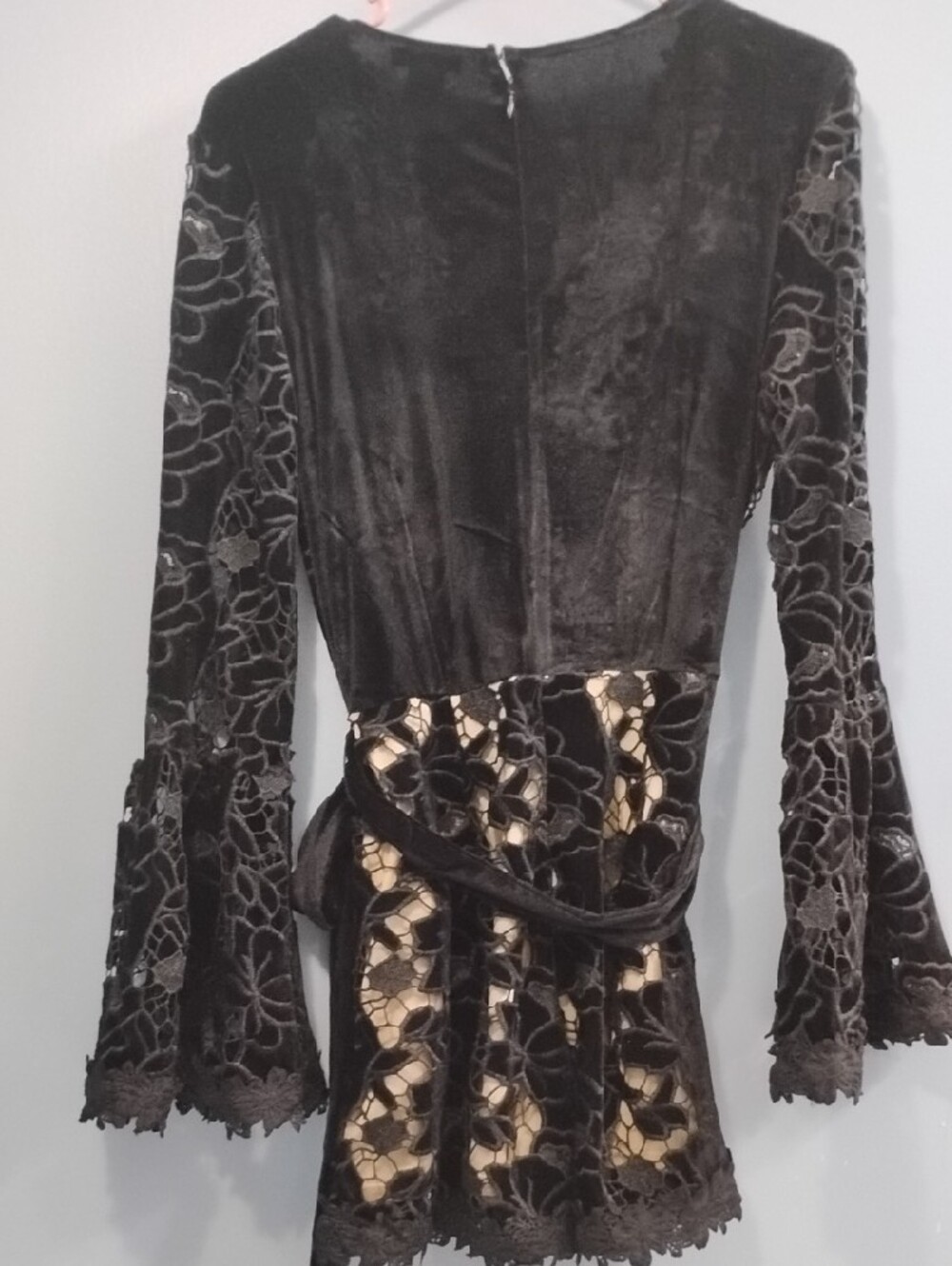 NWT Stunning VENUS 🖤 Black Lace-Trim Wrap Romper W/Belt Size Small - Picture 7 of 7